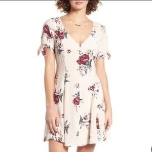 ASTR The Label Women Short Sleeve Floral V-Neck Dress Size Medium